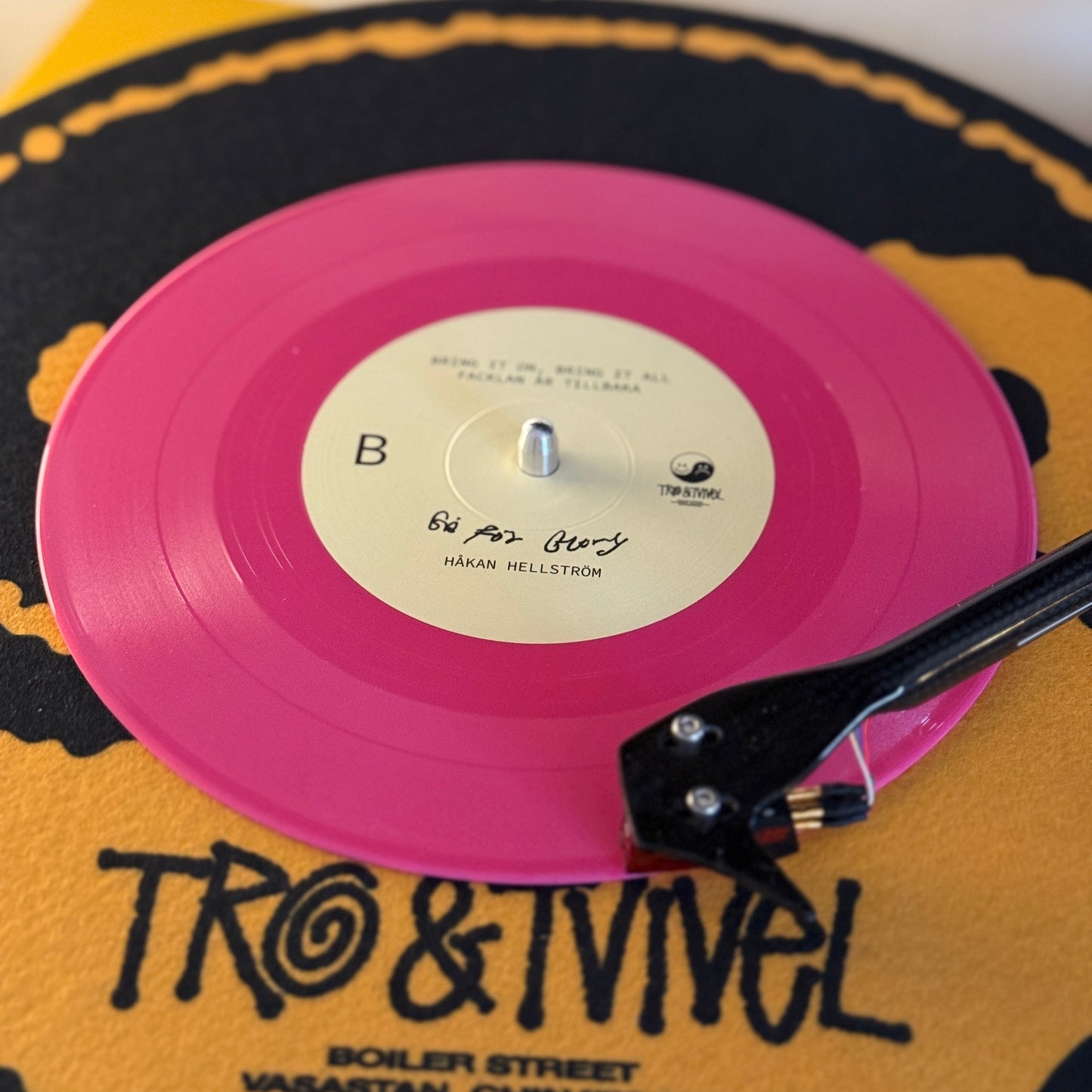 Rosa vinyl på skivspelare